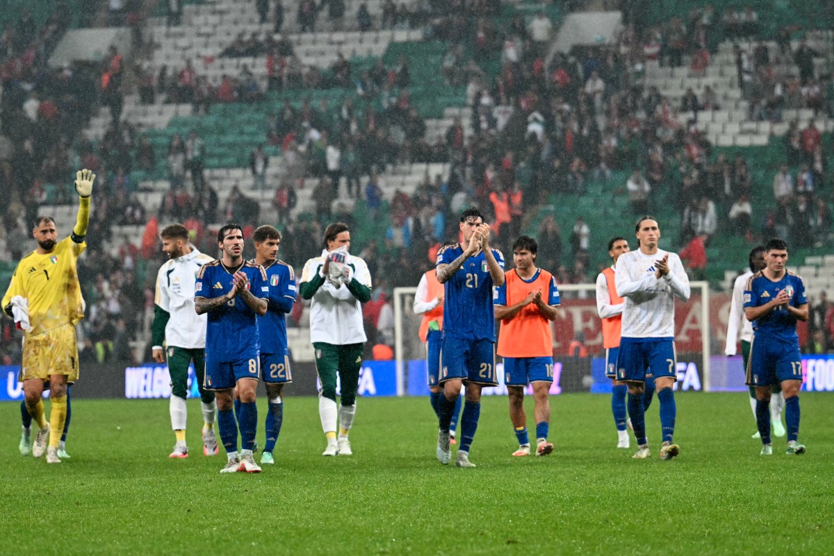لاعبو منتخب إيطاليا يحتفلون بالفوز على تركيا. (أ ف ب)