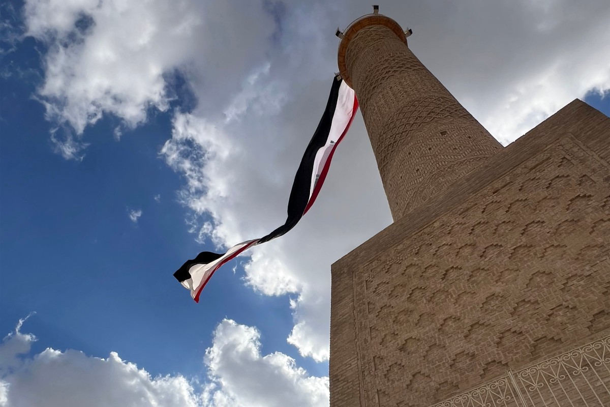 علم عراقي عملاق يرفرف على المسجد الكبير التاريخي (النوري) بمدينة الموصل القديمة (أ ف ب).