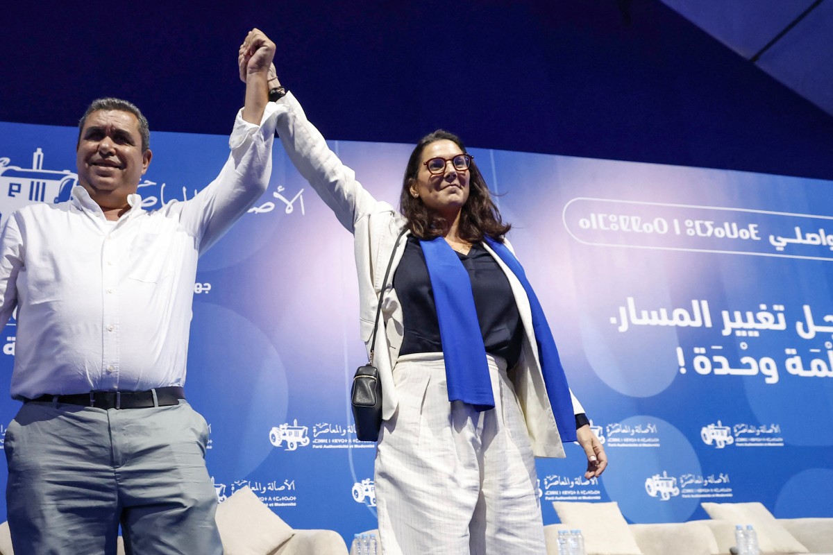 الأمينة العامة لحزب الأصالة والمعاصرة فاطمة الزهراء المنصوري (على اليمين) تحضر اجتماعا حزبيا في طنجة