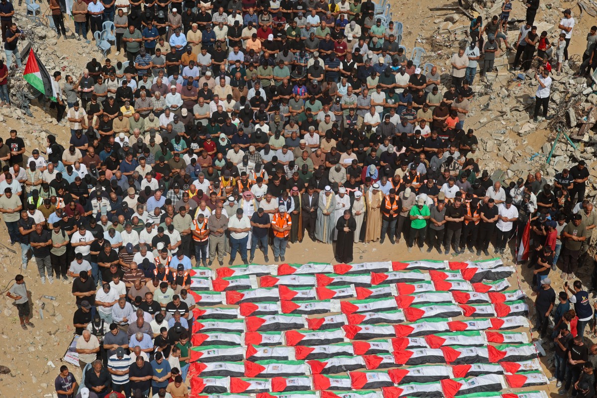 تجمّع مشيّعون فلسطينيون في موكب تشييع جماعي في حي اليرموك بمدينة غزة (أ ف ب)