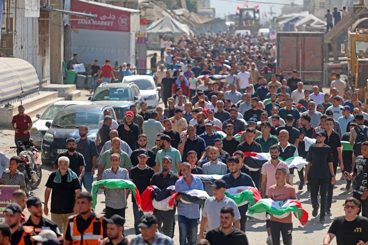 فلسطينيون يشاركون في موكب جنازة جماعية في حي اليرموك بقطاع غزة في 1 تشرين الأول/أكتوبر 2026. ( أ ف ب)