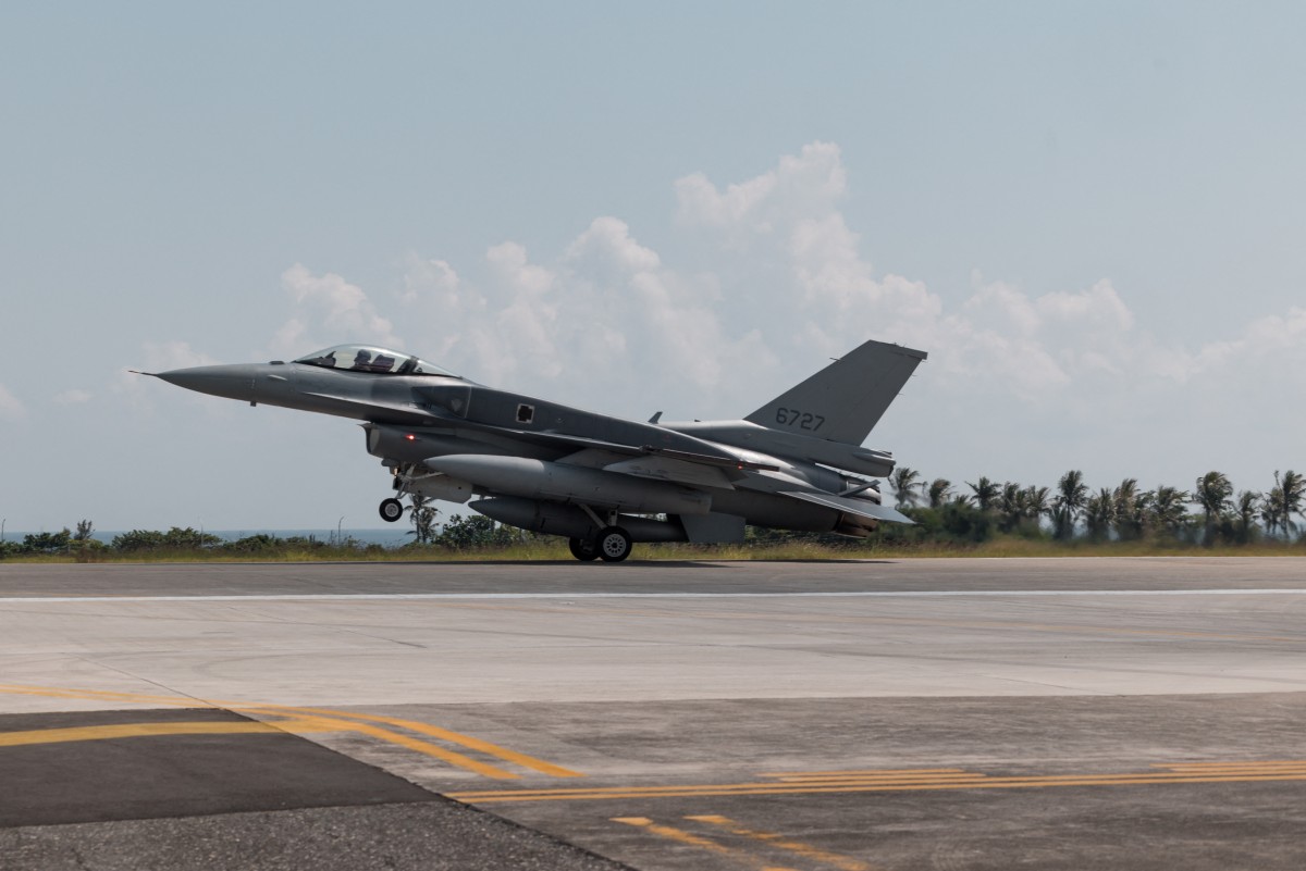 طائرة مقاتلة من طراز F-16V Block 70 تم شراؤها مؤخرًا تهبط في قاعدة تشيهانغ الجوية في تايتونغ في 2 أكتوبر2026. (أ ف ب)