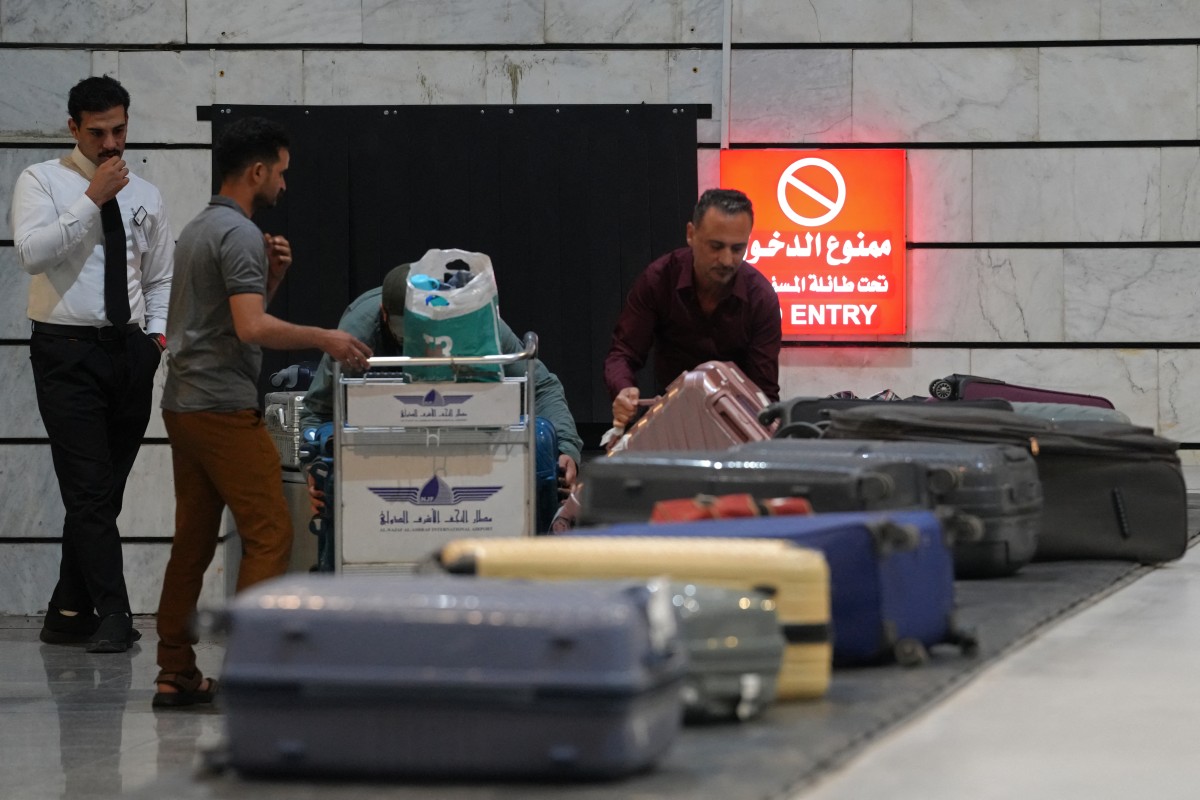 وصول ركّاب إيرانيين إلى مطار النجف في العراق بعد الاستثناءات.