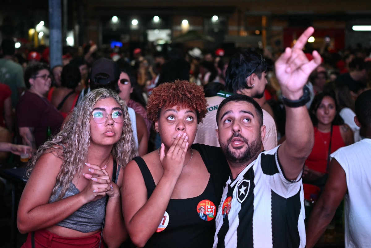 مواطنون ينتظرون نتائج الانتخابات. (أ ف ب)