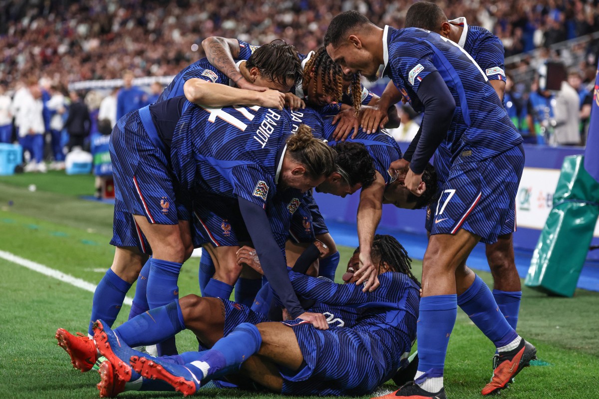 فرحة المنتخب الفرنسي بالفوز على بلجيكا في دوري الأمم الأوروبية. (أ ف ب)