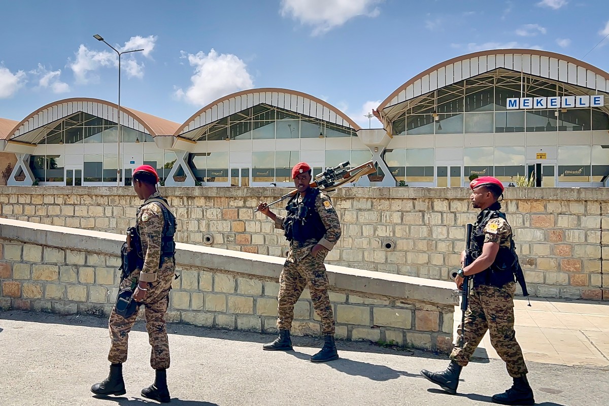 يتجمع أفراد من قوات الدفاع الوطني الإثيوبية أمام مطار (ألولا أبا نيغا) الدولي في ميكيلي في 6 تشرين الأول/أكتوبر 2026. (أ ف ب )
