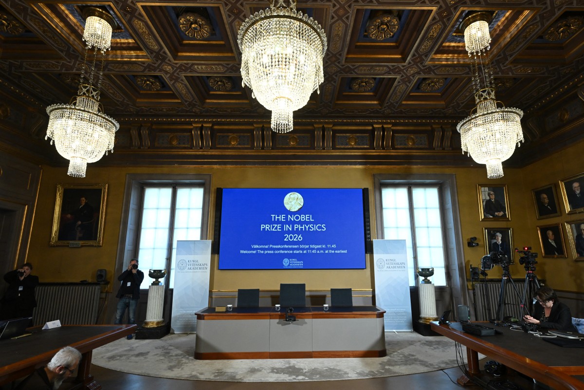  خلال الإعلان عن جائزة نوبل في الفيزياء لعام 2026، الممنوحة للفيزيائي البلجيكي فرانسيس هالزن. (أ ف ب)