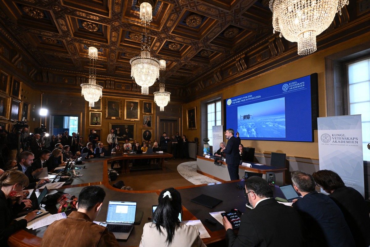 خلال الإعلان عن جائزة نوبل في الفيزياء لعام 2026، الممنوحة للفيزيائي البلجيكي فرانسيس هالزن، في الأكاديمية الملكية السويدية. (أ ف ب)