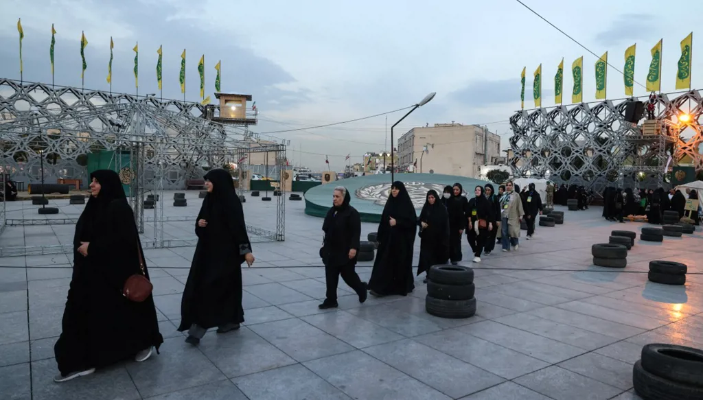 اقتصاد الأسوار العالية... صمود يحمي النظام ويُنهك الإيرانيين؟