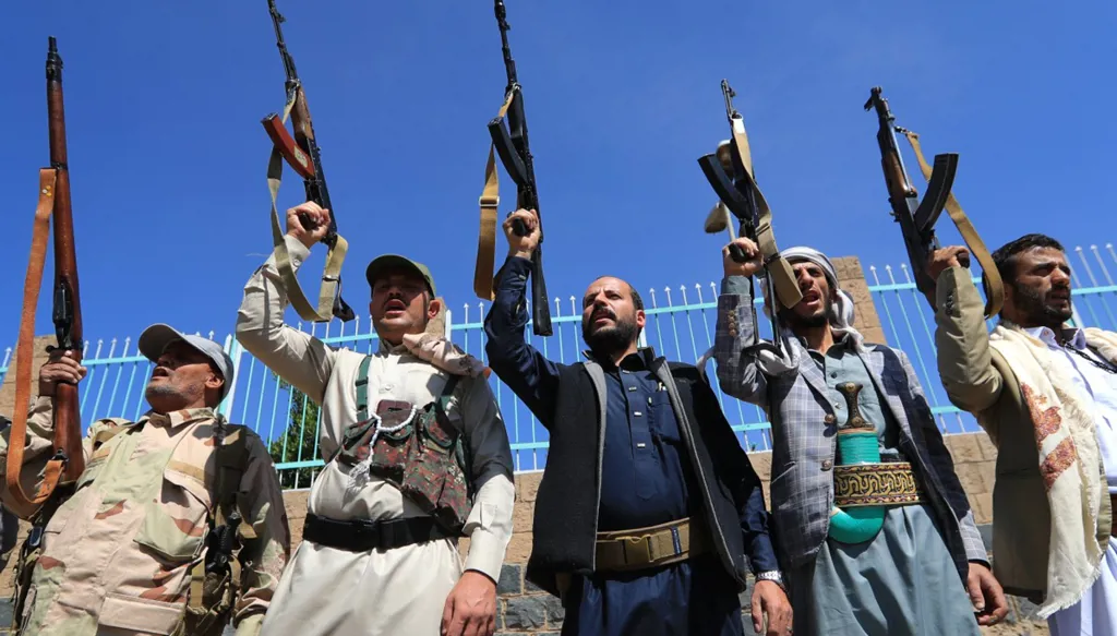 مقاتلون موالون للحوثيين (أ ف ب).