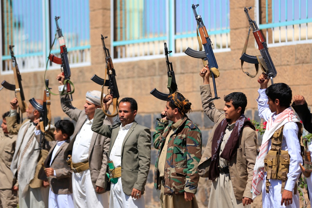 مقاتلون موالون للحوثيين يشاركون في تجمع لحشد المزيد من المقاتلين في صنعاء، في 7 تشرين الأول/أكتوبر 2026. (أ ف ب )