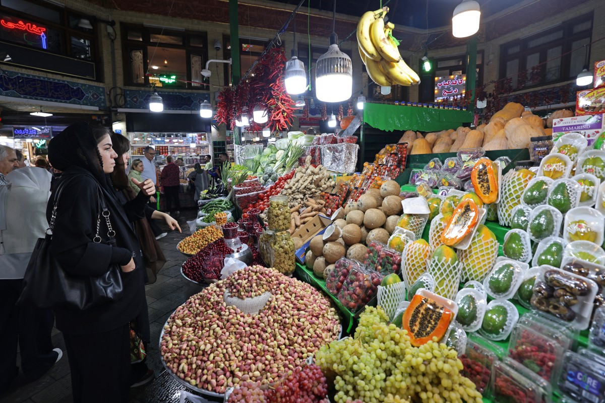 أسواق إيران خلال مرحلة الاستعداد للحرب وبظل عقوبات وارتفاع الأسعار. (أ ف ب)
