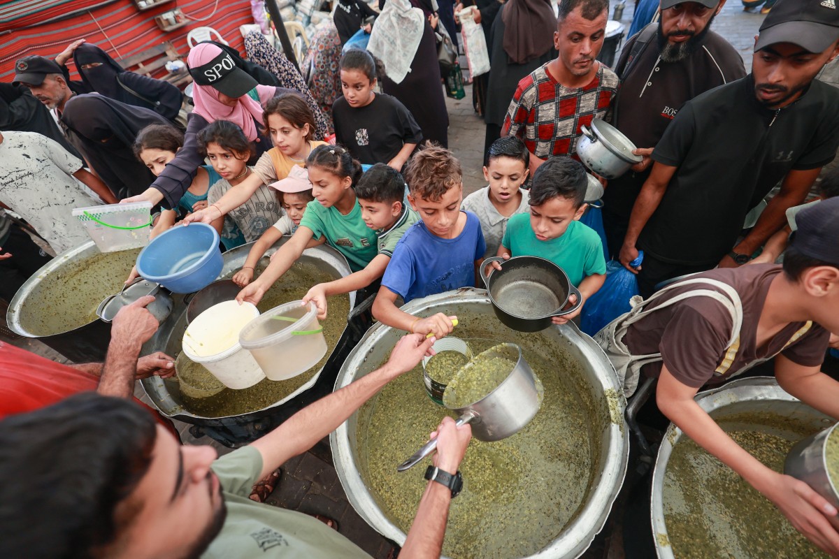 أطفال يتهافتون على الطعام في غزة. (أ ف ب)