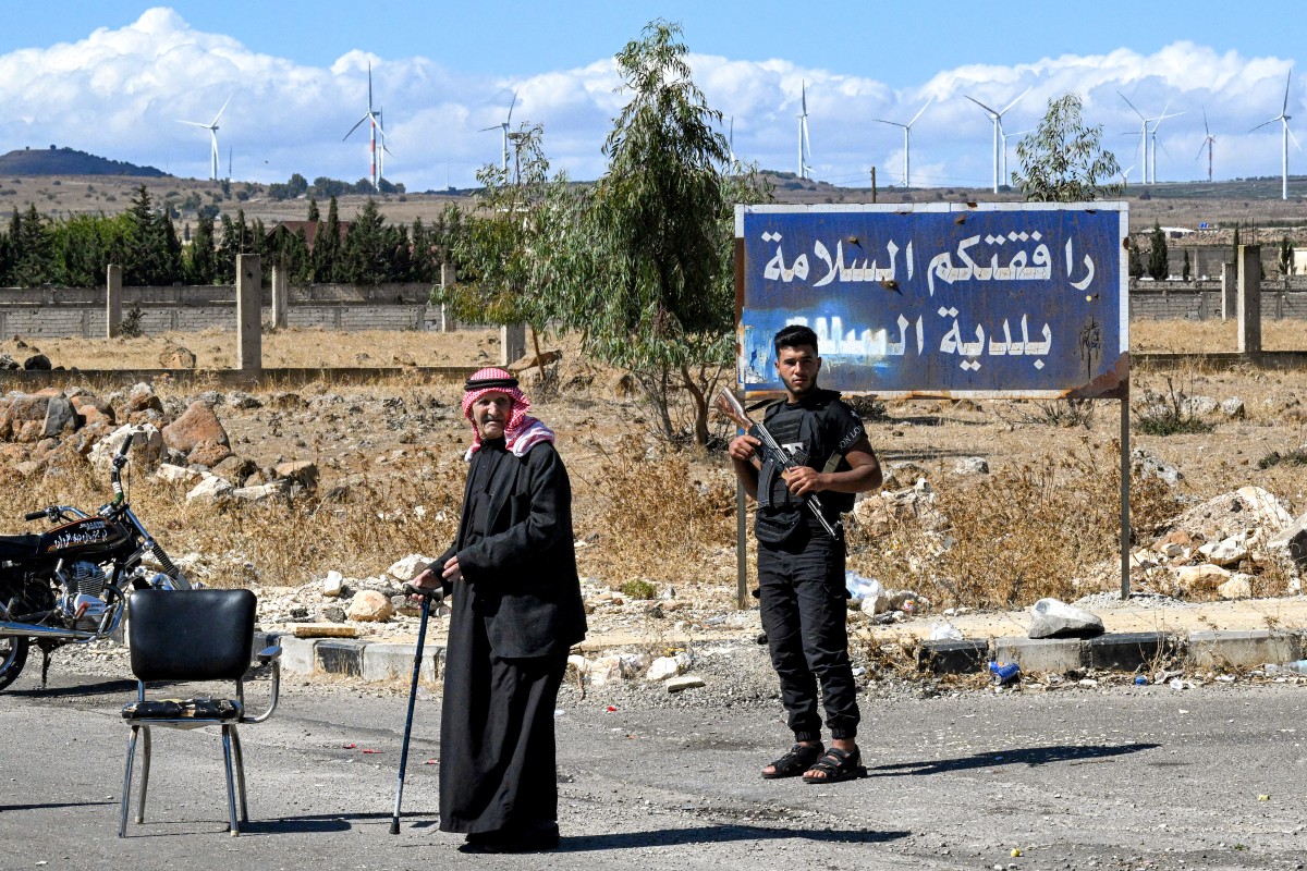 عنصر من قوى الأمن الداخلي السوري يتمركز عند نقطة تفتيش في بلدة