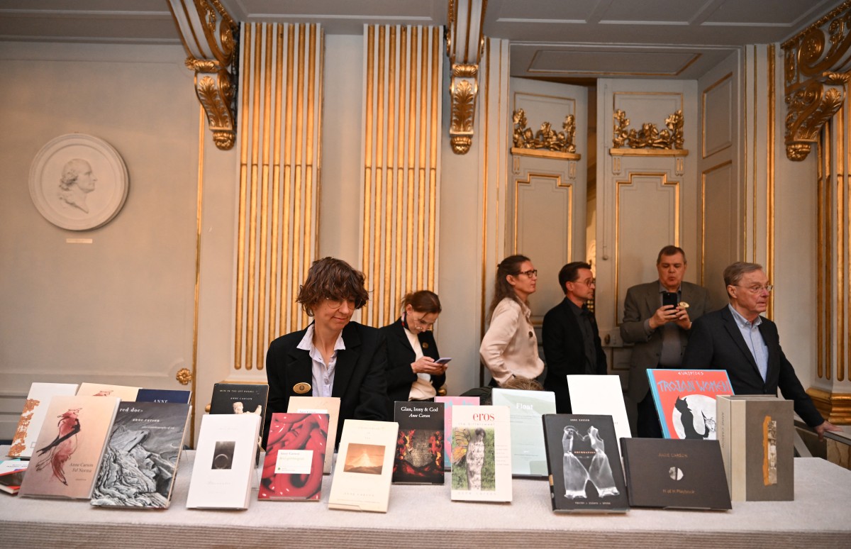 عرض نسخ من مؤلفات الكاتبة الكندية آن كارسون في الأكاديمية السويدية في ستوكهولم بالسويد، وذلك عقب الإعلان عن فوزها بجائزة نوبل في الأدب لعام 2026 (أ ف ب).