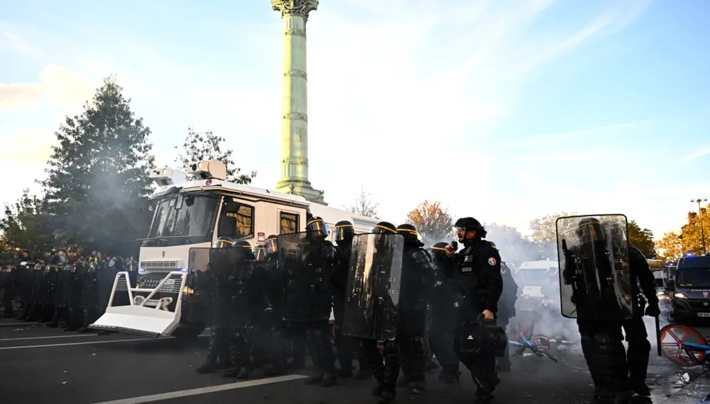 احتجاجات فرنسا وتصاعد خطاب اليمين... قلق في صفوف المهاجرين "غير الشرعيين"