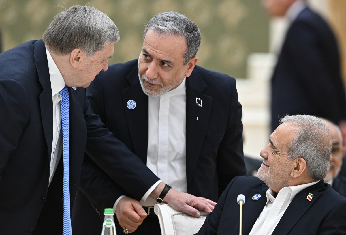 إيران بين هرمز والتخصيب... لماذا تؤخّر الحسم مع واشنطن؟
