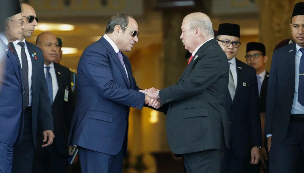 ملك ماليزيا يمنح السيسي أرفع وسام اتحادي في البلاد