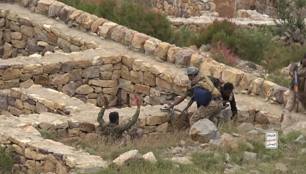 معارك تعز تُعيد ملف الجنوب إلى الواجهة... ماذا بعد عودة الزبيدي؟