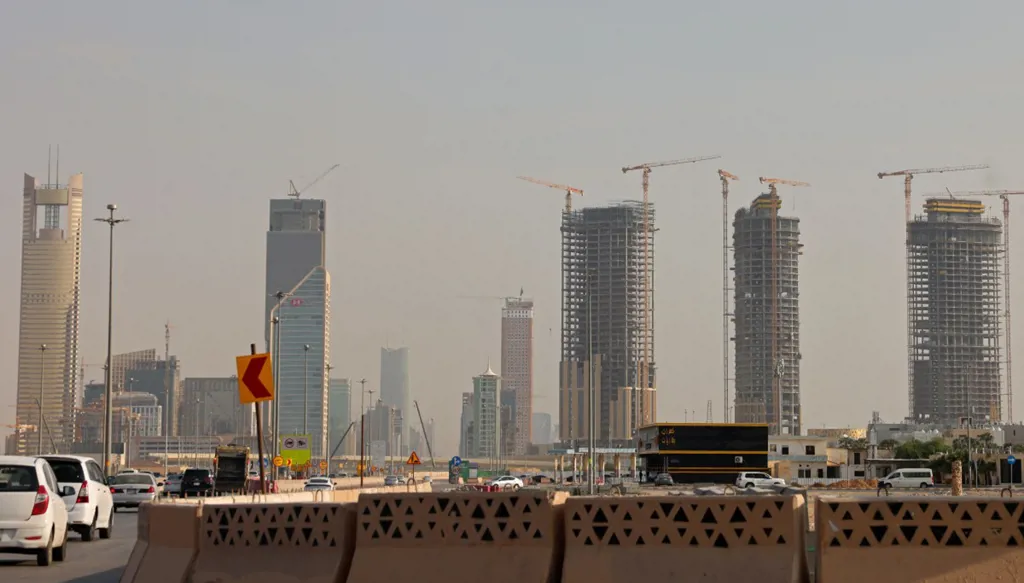 مركبات تسير بمحاذاة ناطحات السحاب في مدينة الرياض، 11 تشرين الأول /أكتوبر 2026. (أ ف ب)