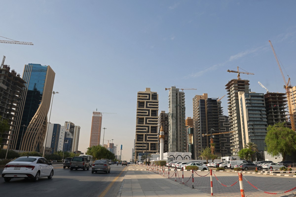 سيارات تمر بجوار ناطحات السحاب في مدينة الرياض في 11 تشرين الأول/أكتوبر 2026. (أ ف ب)