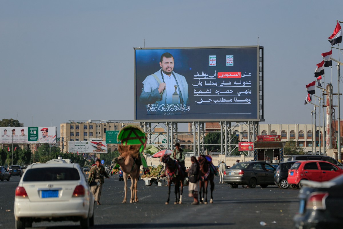 لوحة إعلانية تظهر صورة زعيم الحوثيين عبد الملك الحوثي في صنعاء (أ ف ب). 