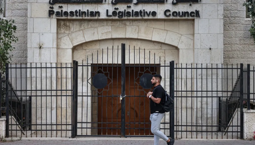 تأجيل الانتخابات الفلسطينية... من يكسب سنة إضافية؟
