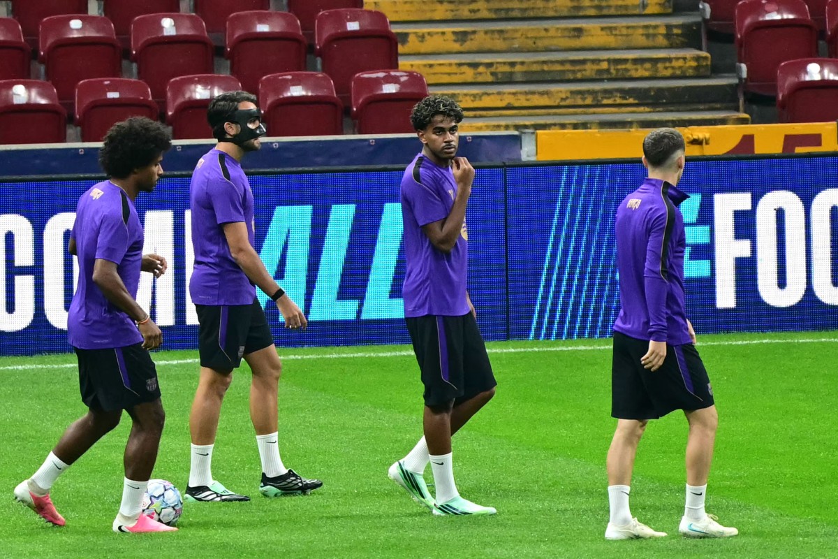 لاعبو برشلونة يتدربون في ملعب غلطة سراي. (أ ف ب)