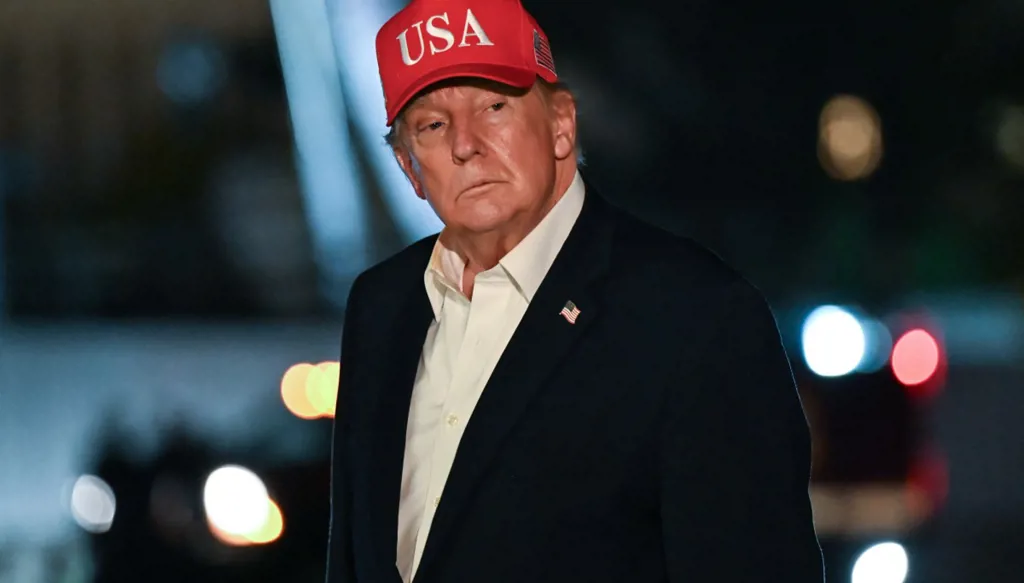 الرئيس الأميركي دونالد ترامب لدى وصوله إلى الحديقة الجنوبية للبيت الأبيض في واشنطن، فجر 15 تشرين الأول/أكتوبر 2026. (أ ف ب)