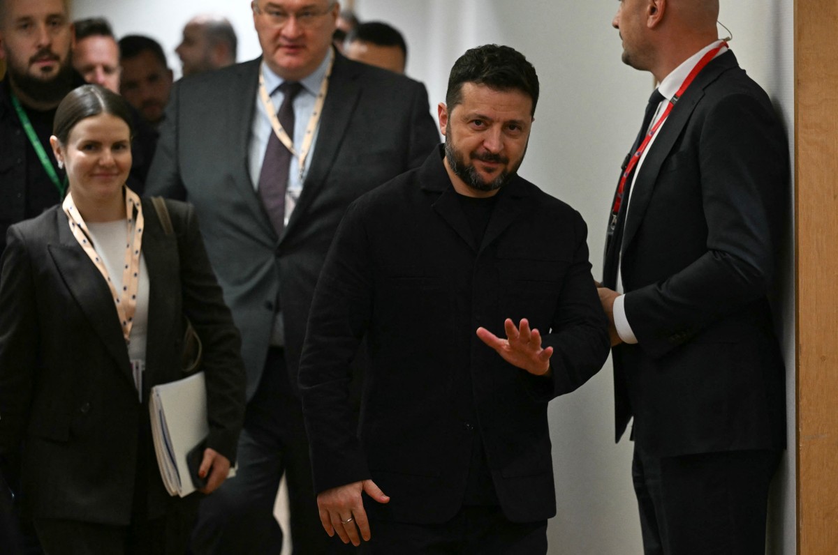 الرئيس الأوكراني فولوديمير زيلينسكي أثناء وصوله لحضور اجتماعٍ على هامش قمة للاتحاد الأوروبي في 15 تشرين الأول/أكتوبر 2026. (أ ف ب)