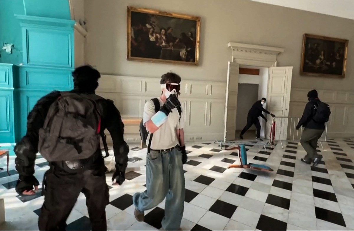 محتجون يقتحمون بلدية مرسيليا. (أ ف ب)