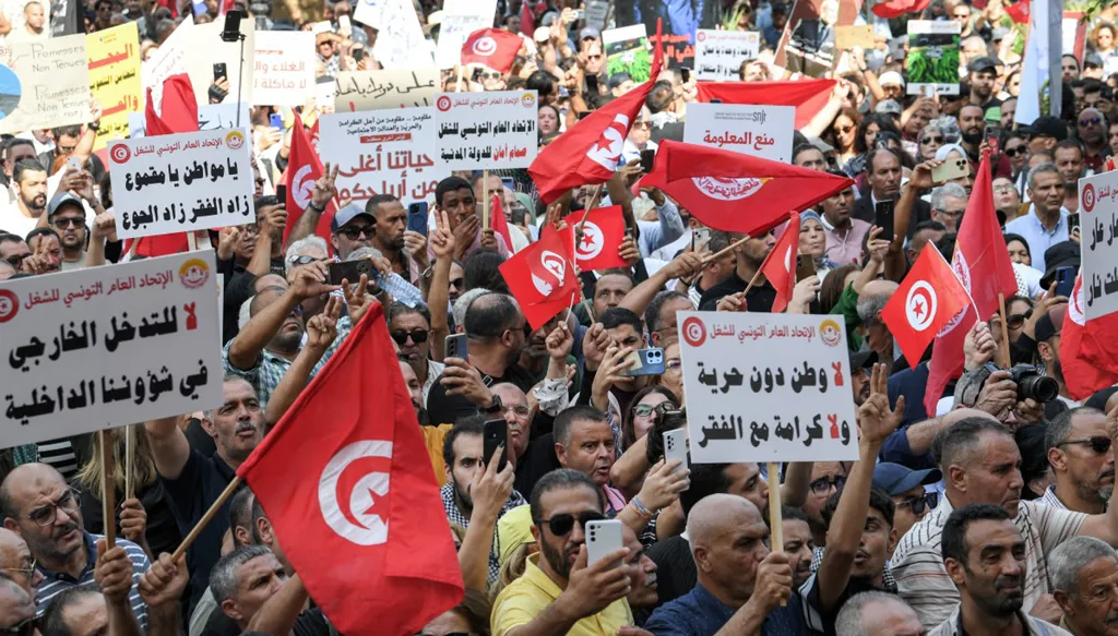 مشاركون في مسيرة مناهضة للحكومة بشارع الحبيب بورقيبة وسط تونس، يطالبون بالإفراج عن سجناء، في 17 تشرين الأول/أكتوبر 2026. (أ ف ب)