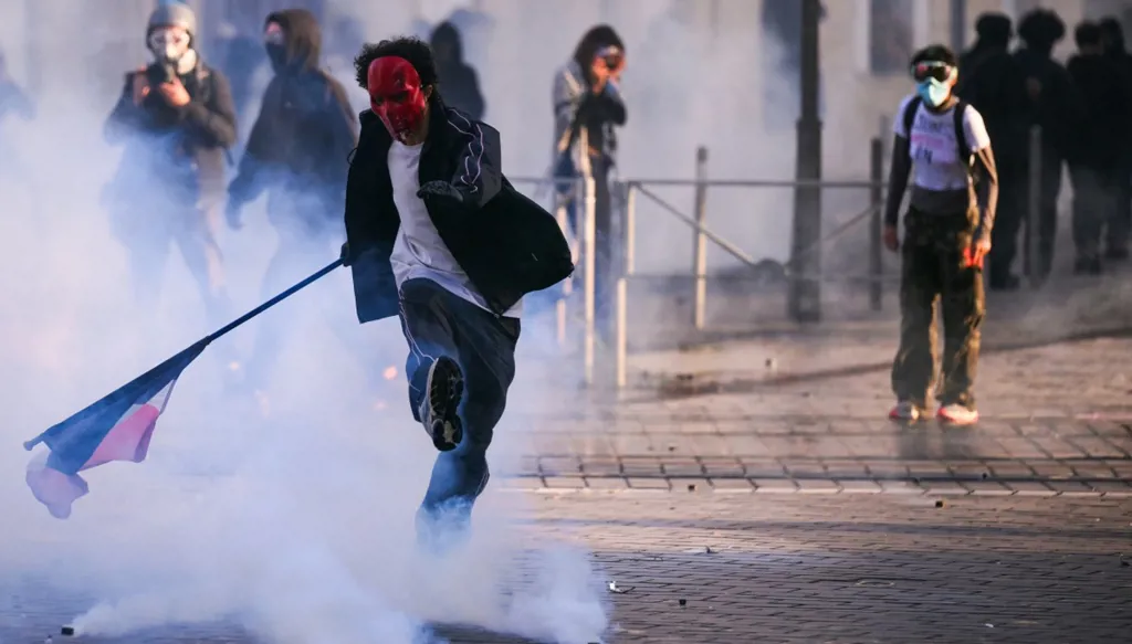 فرنسا في مواجهة الغضب الاجتماعي… الاحتجاجات وتداعياتها