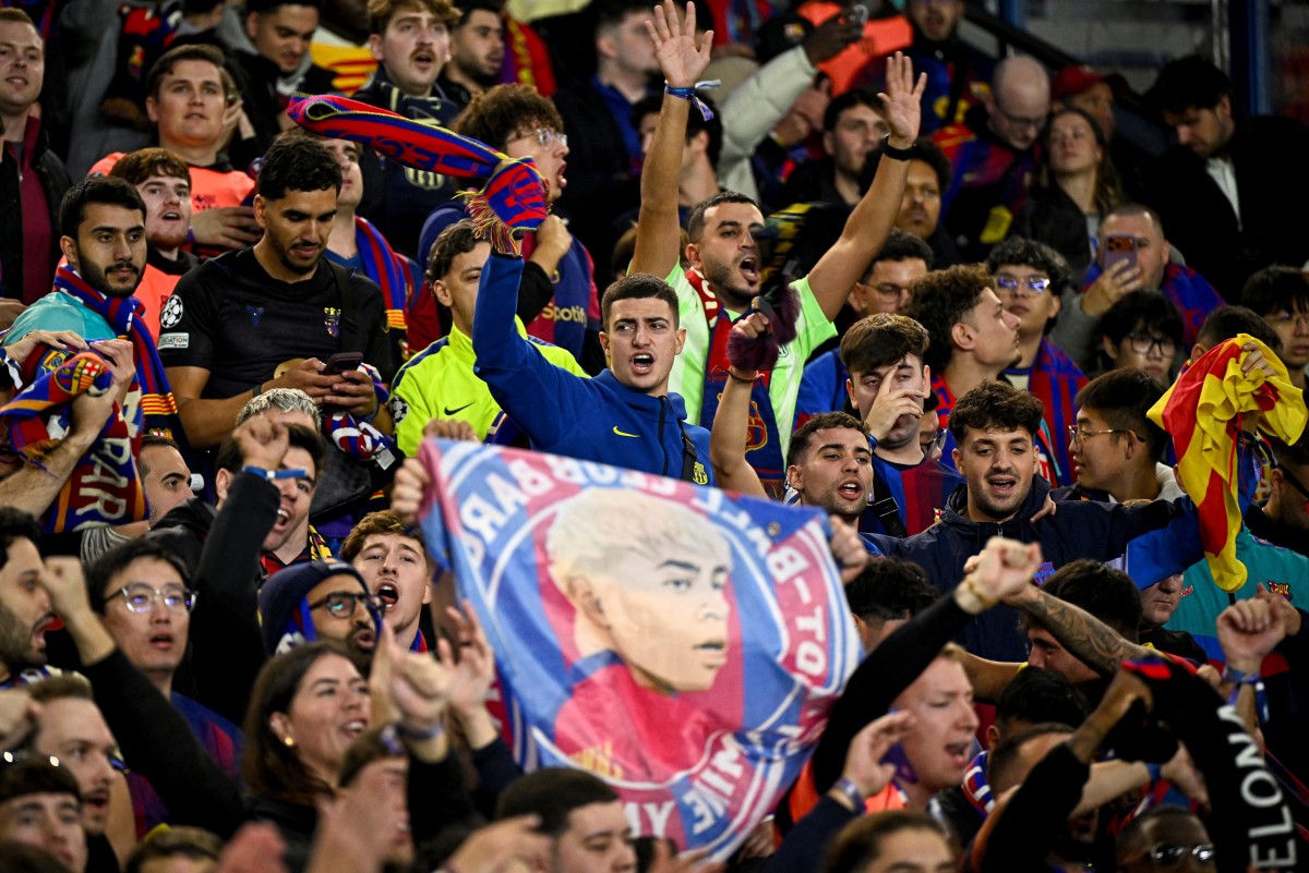 مجموعة من جماهير برشلونة في الملعب. (أ ف ب)