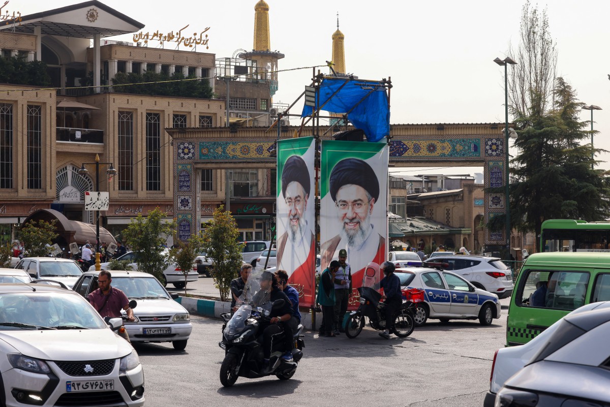 صور للمرشد الأعلى الإيراني آية الله مجتبى خامنئي على جانب طريق تمرّ فيه السيارات في طهران في 21 تشرين الأول/أكتوبر 2026. (أ ف ب)