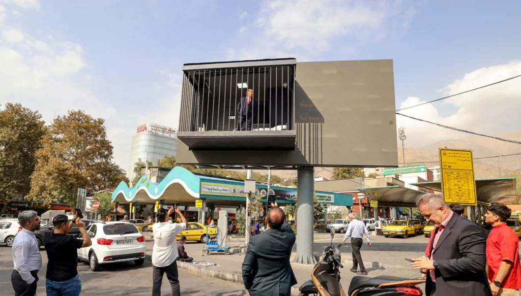 رجل يتنكر على هيئة ترامب داخل زنزانة في طهران (أ ف ب).