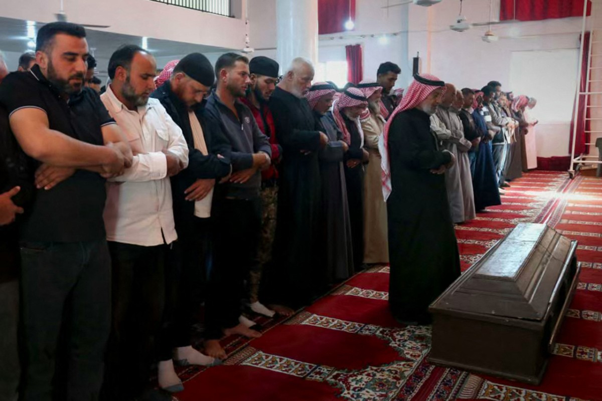 مشيّعون يؤدّون الصلاة على مدني سوري من ذوي الإعاقة قُتل بنيران إسرائيلية (أ ف ب)