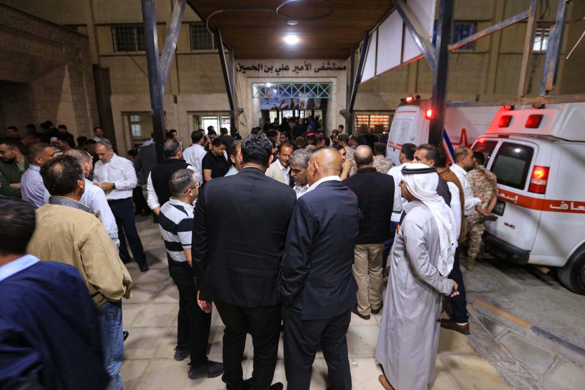 يتجمع الناس خارج مستشفى الأمير علي العسكري في الكرك، في 23 أكتوبر 2026، حيث تم نقل الجرحى إثر الهجوم الذي استهدف كنيسة أرثوذكسية يونانية في قرية حمود بمحافظة الكرك. (أ ف ب)