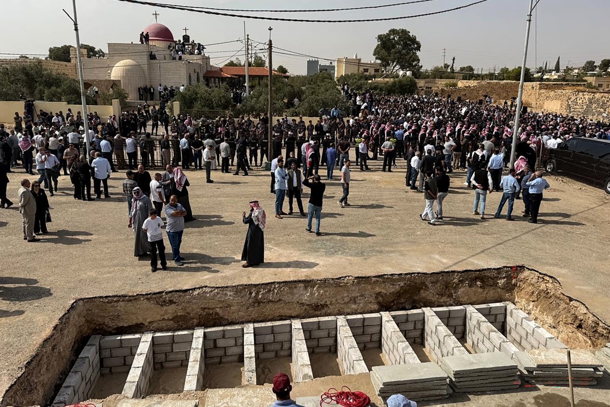 من جنازة الضحايا. (أ ف ب)