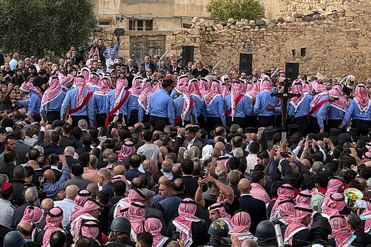 من جنازة الضحايا. (أ ف ب)