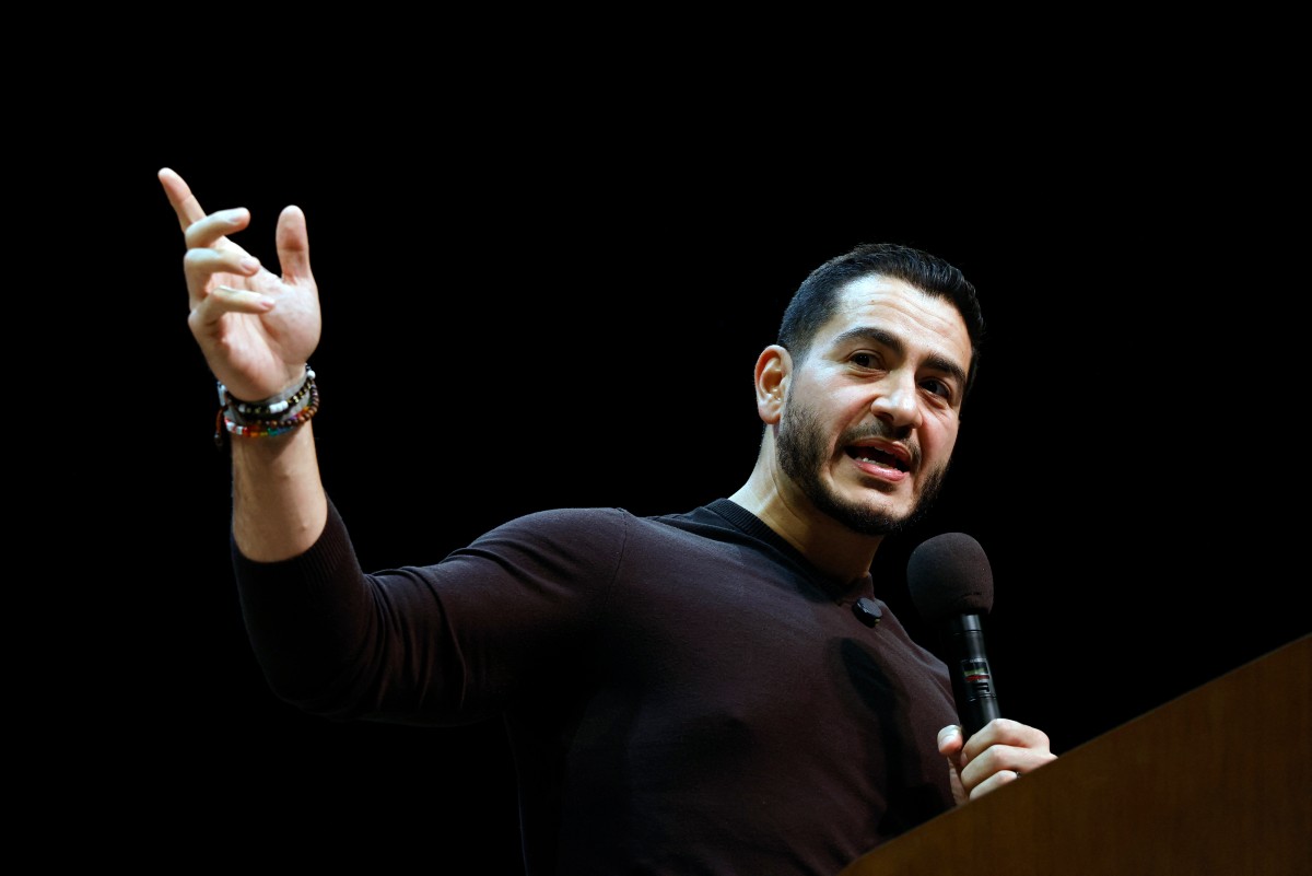 المرشح الديموقراطي لمجلس الشيوخ الأميركي عبدول السيد خلال تجمع انتخابي في غراند رابيدز بولاية ميشيغان، 25 تشرين الأول/أكتوبر 2026. (أ ف ب)
