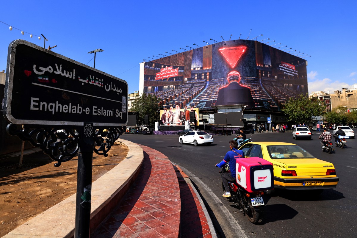 جدارية في طهران. (أ ف ب)