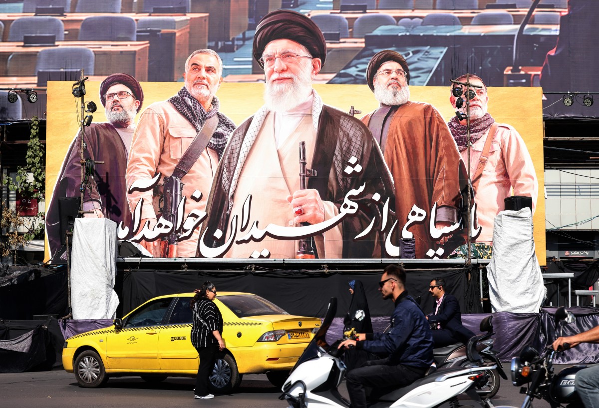 جدارية كبيرة في طهران. (أ ف ب)