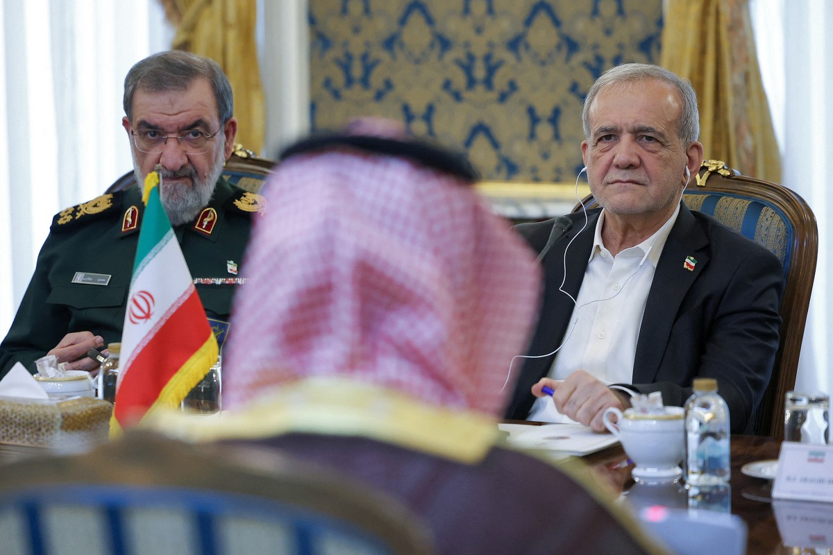 الرئيس الإيراني مسعود بزشكيان وأمين المجلس الأعلى للأمن القومي محسن رضائي خلال اجتماعهما مع وزير الدفاع السعودي وقائد الجيش الباكستاني ورئيس الاستخبارات التركية في طهران في 26 تشرين الأول/أكتوبر 2026. (الرئاسة الإيرانية)