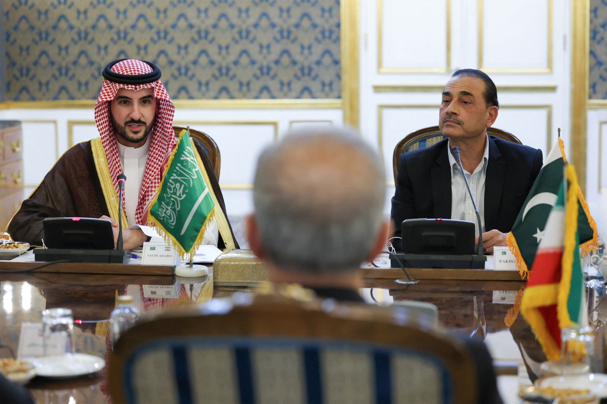 وزير الدفاع السعودي الأمير خالد بن سلمان وقائد الجيش الباكستاني عاصم منير خلال اجتماع مع رئيس المخابرات التركية، والرئيس الإيراني، ووزير الخارجية، ورئيس مجلس الأمن القومي في طهران.