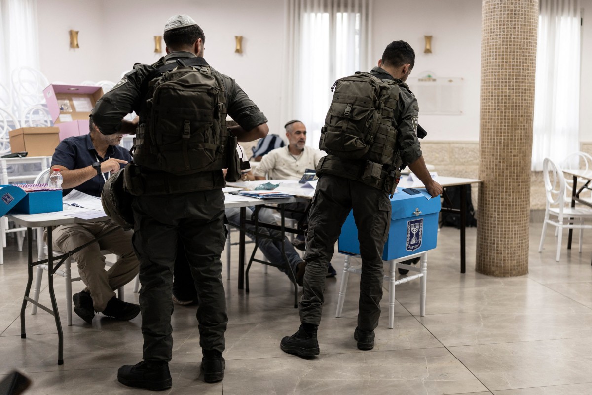 أدلى عناصر من شرطة الحدود الإسرائيلية بأصواتهم في مركز اقتراع بمدينة الخليل في الضفة الغربية المحتلة