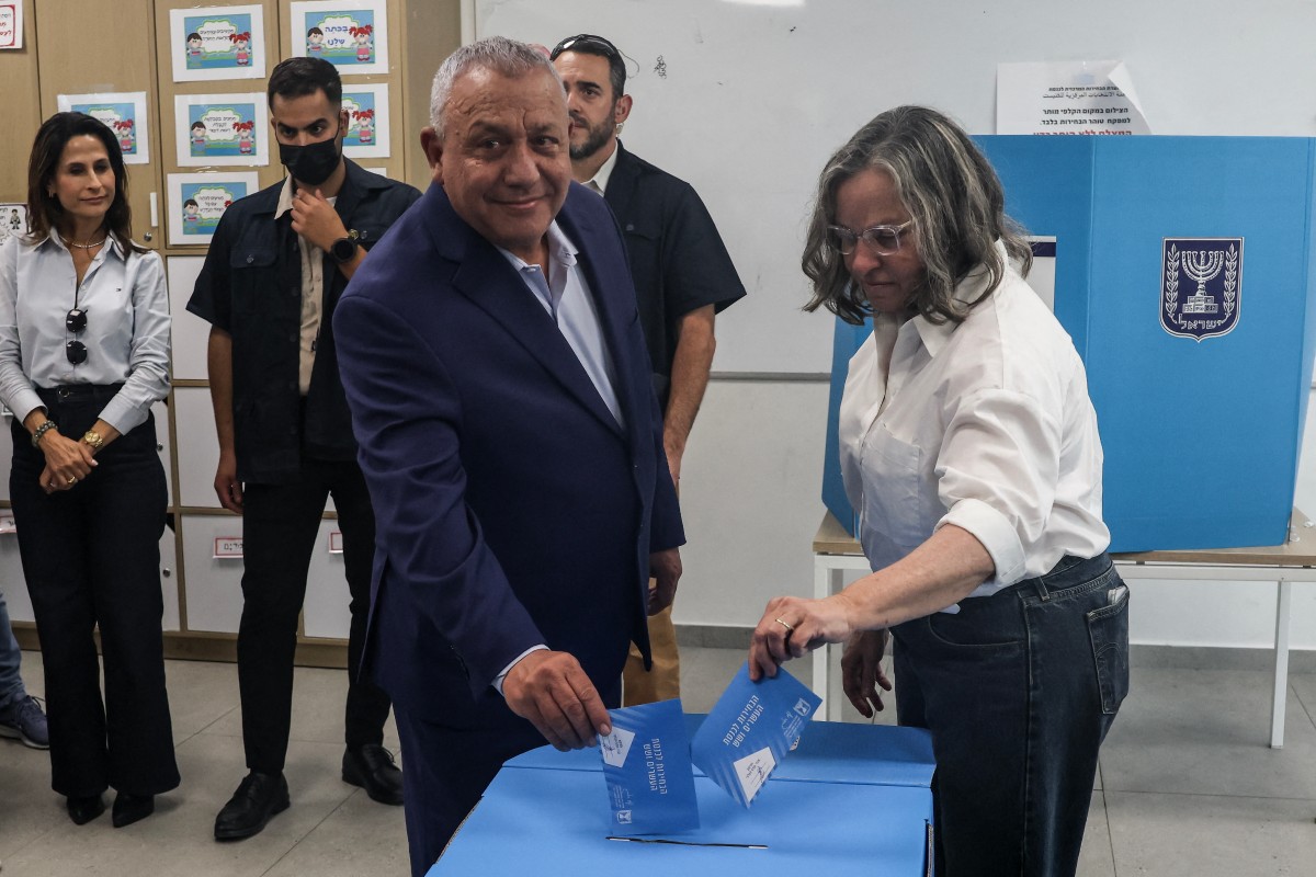زعيم حزب يشار غادي آيزنكوت وزوجته حنّة يدليان بصوتيهما في مركز اقتراع في هرتسليا. (أ ف ب)