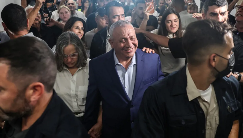 غادي آيزنكوت وزوجته حنا يدليان بصوتيهما في هرتسليا خلال الانتخابات التشريعية الإسرائيلية. (أ ف ب)
