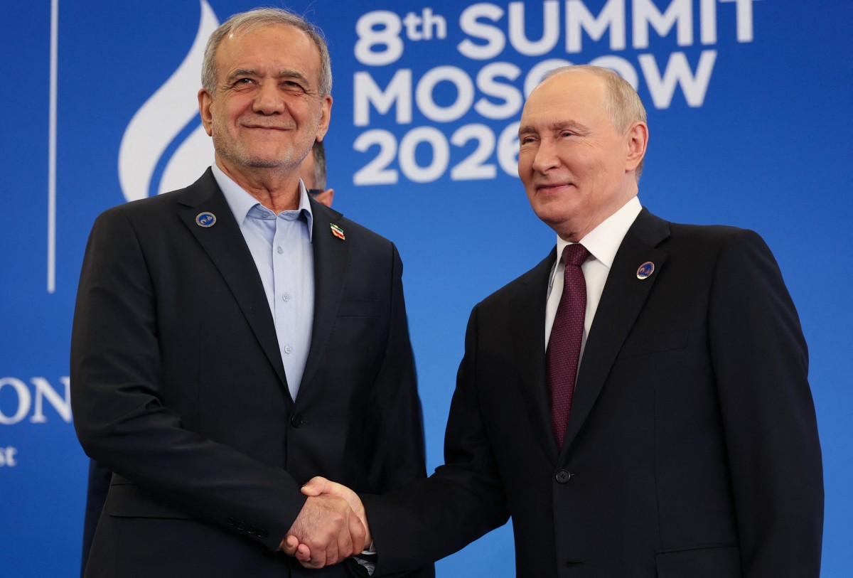 الرئيس الروسي فلاديمير بوتين ونظيره الإيراني مسعود بزشكيان (أ ف ب). 