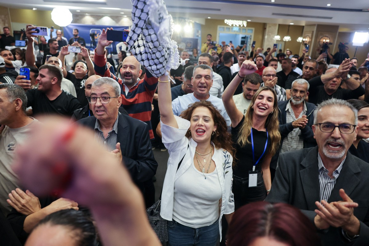 أنصار القائمة المشتركة يحتفلون في مقرّ حملتهم الانتخابية في الناصرة تزامناً مع إعلان استطلاعات الخروج الأولية للانتخابات التشريعية الإسرائيلية. (أ ف ب)